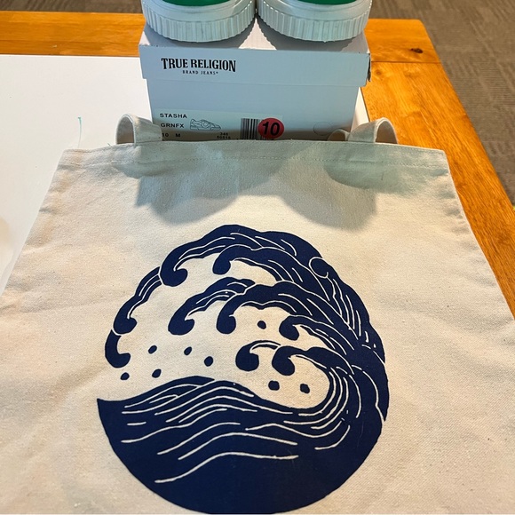 True Religion Stasha Sneaker w/ Tote - Picture 5 of 5